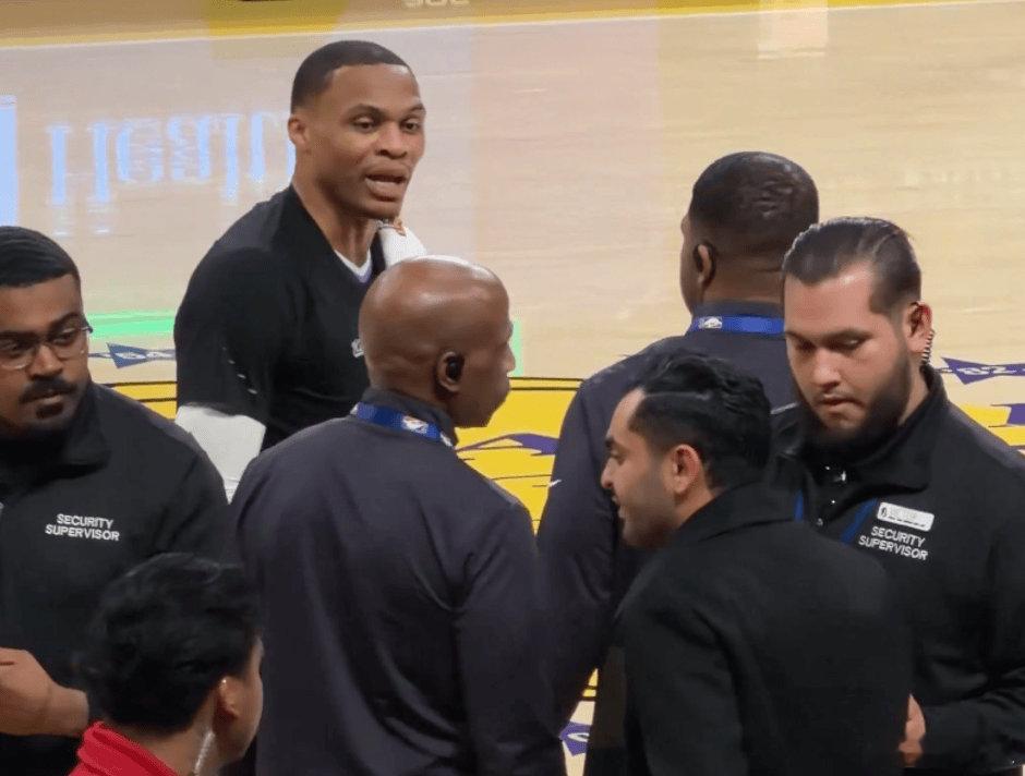 因被一位湖人球迷称为“Westbrick”（威铁匠），威斯布鲁克找到工作人员后向