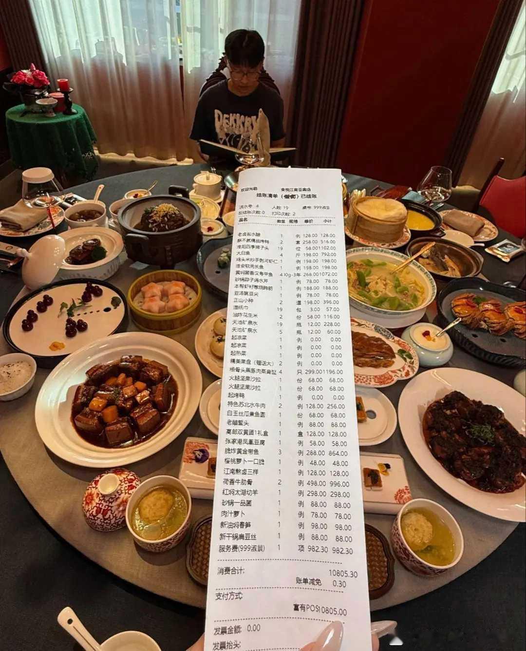 新乡32岁苏女士被催婚催急了，花两千八报了婚介，听说男方做建材家境优渥，赴约还偷