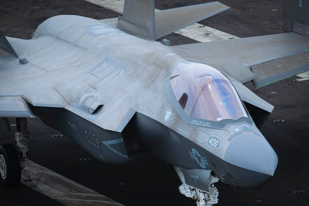 正在随美国海军卡尔文森号航母(CVN-70)在南海部署的F-35C战斗机，蒙皮涂