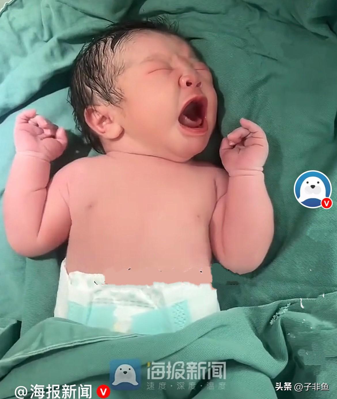 江苏35岁女子莉莉从8个月起就开始长年卧床，她患有脊髓肌萎缩症，脊柱严重侧弯不能