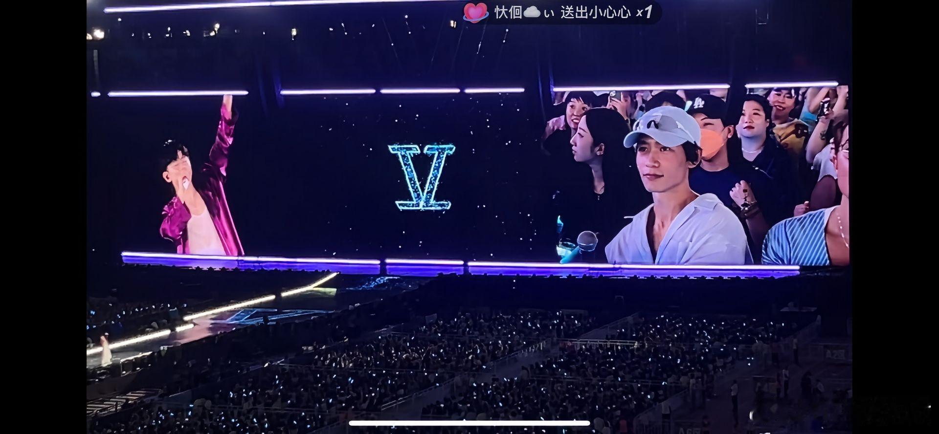 魏晨现身张杰演唱会张杰北京鸟巢演唱会惊喜彩蛋！好友魏晨以观众身份低调现身，二人现