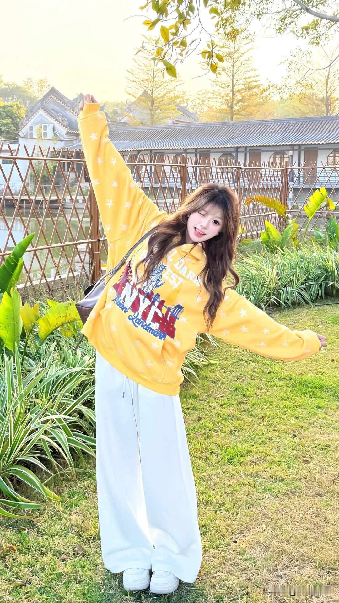 阳光明媚，女孩开心地摆姿势。阳光少女照 美女拍照姿势 少女心拍照姿势
