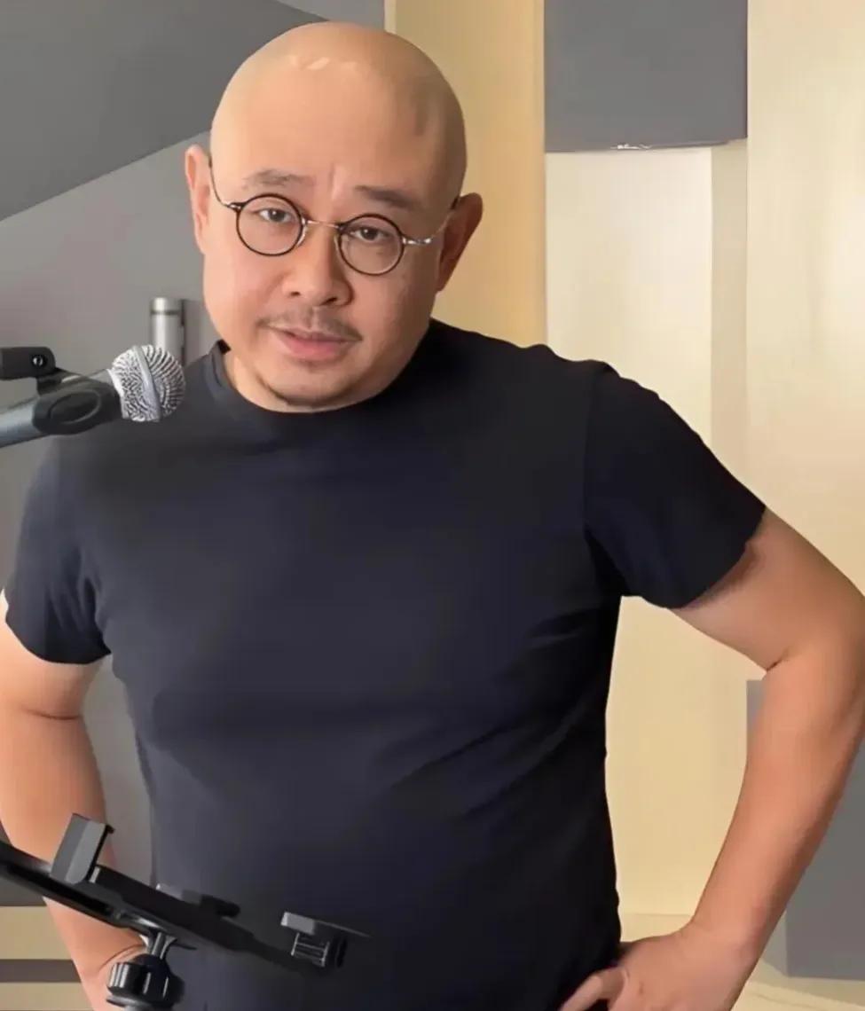 老铁，听我说，那个唱歌53岁的刀郎！广州素颜出演，匹马单枪。挥汗如雨，潇潇洒洒三