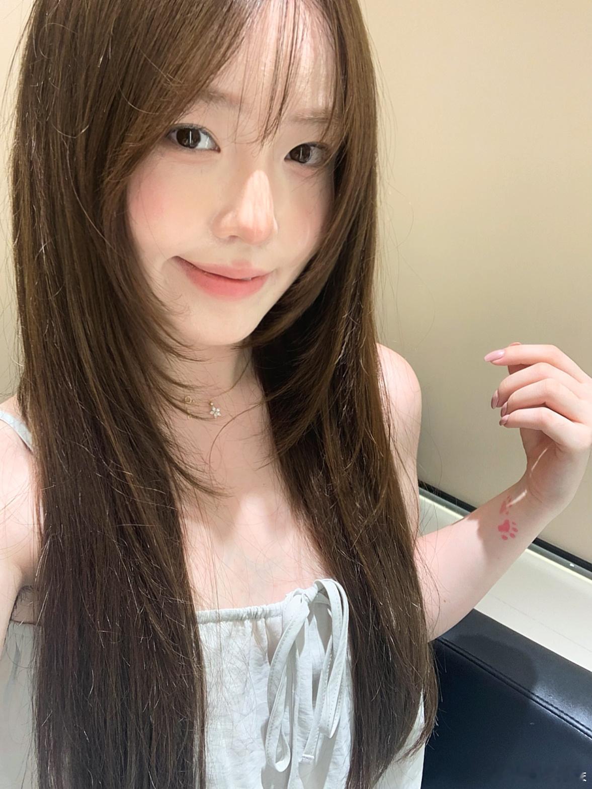 昨天2点才结束 但是看到成品发型也就没什么了哈哈哈哈哈，好看吗！帮我选一张小红书