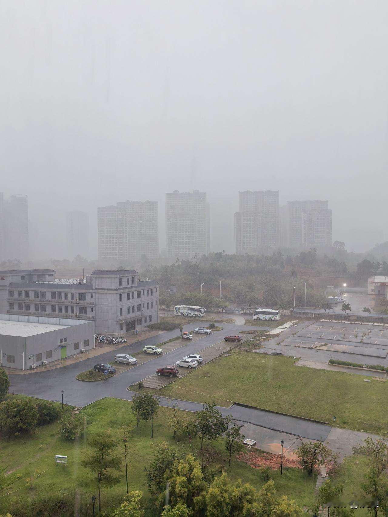 你爱的人不爱你，追求还是放下你爱的人不爱你，当然必须要放下啊。。。不爱你就是不在