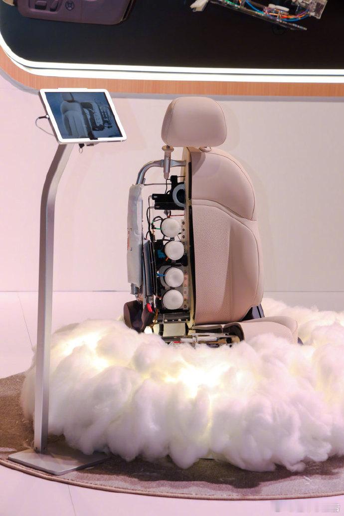 开箱百万级后排大沙发 汽车市场里舒适与性价比难兼得？东风日产N6偏要打破这局面！