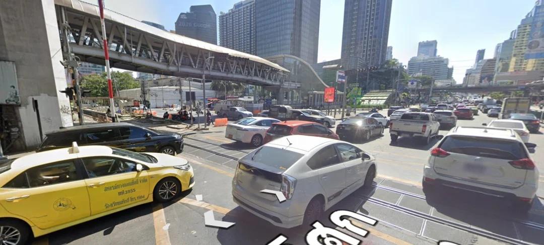 有关铁路道口预防与解决堵车的问题
前段时间看到泰国曼谷发生的火车与公交车相撞事故