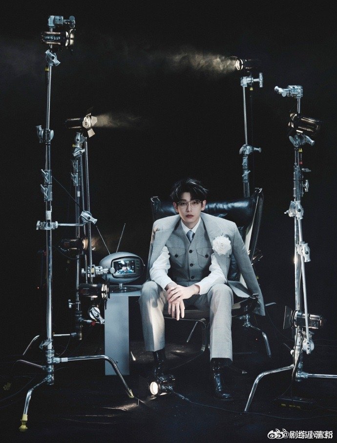 这还是我认识的彭昱畅吗 这组大片拍出了彭昱畅的另一面：静谧下的张力，慵懒中的性感