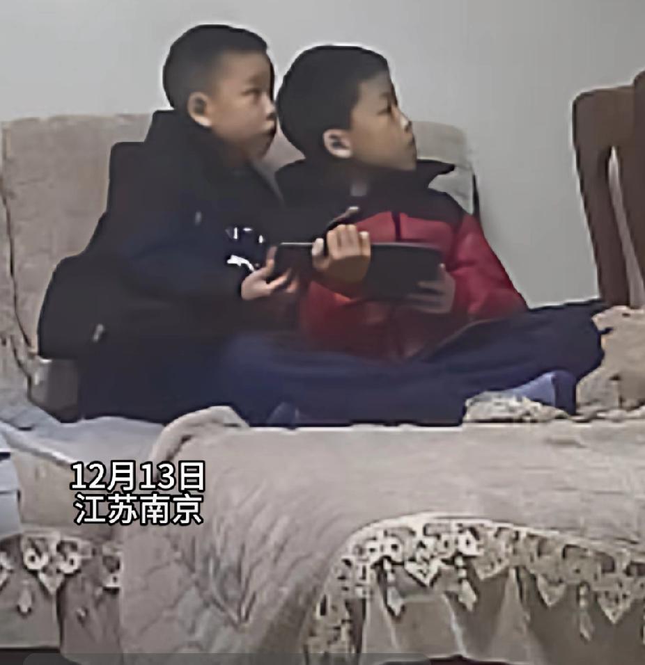 “来，弟弟，一起默哀！”12月13日，江苏南京警报声响起，兄弟俩迅速放下手中的平