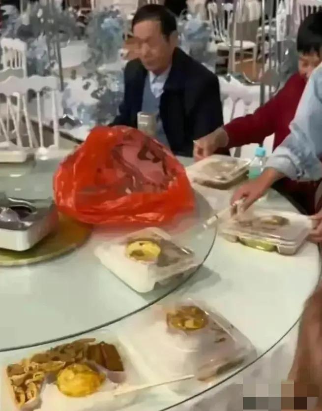 2023年，在湖北武汉闹出“天大的笑话”，一男子在酒店办婚礼，他们竟然用盒饭招待