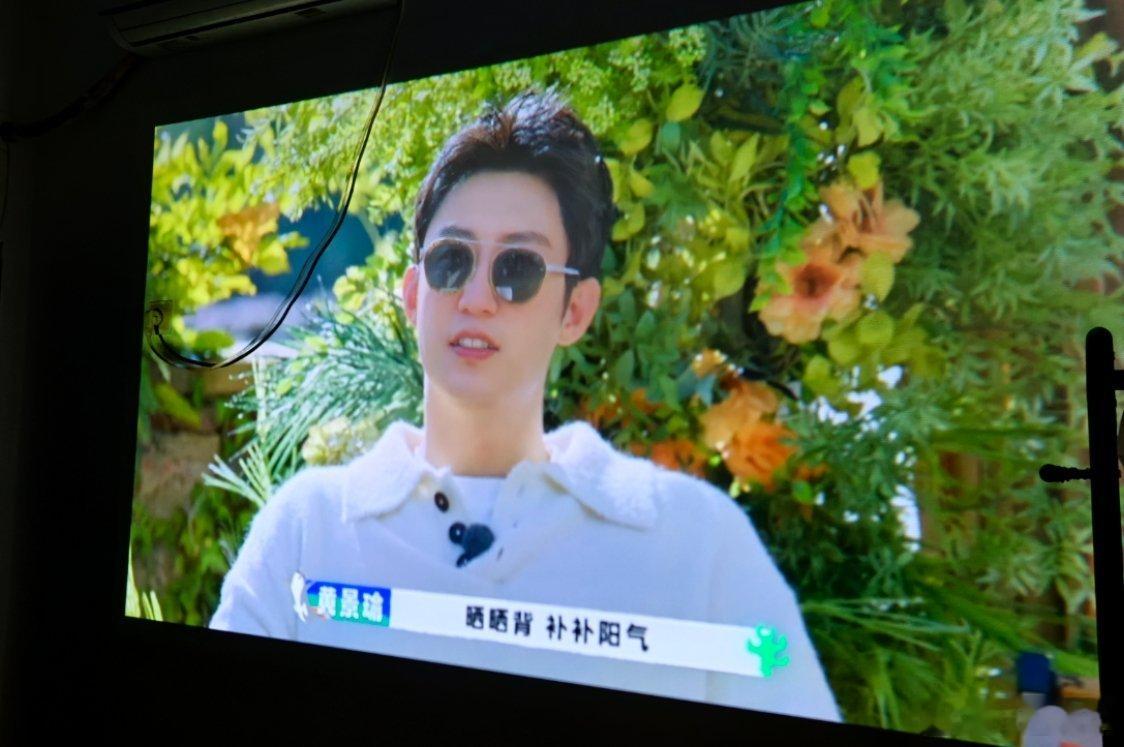 投影仪感觉就是照骗……其实在墙上没这么高清，拍出来效果很好。