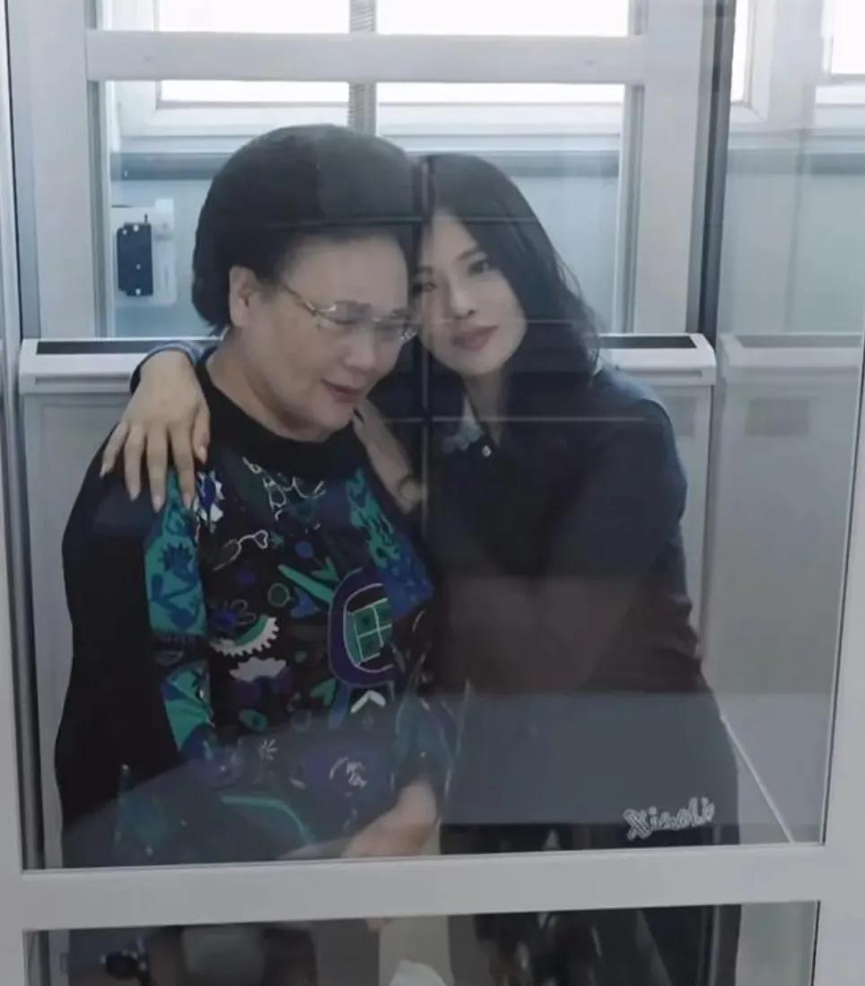 伊能静又和她婆婆同框了
画面温馨美好，能看出婆媳关系非常好
两人一起看画册，一起