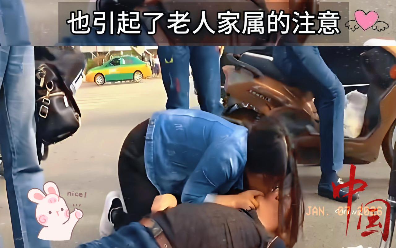 西安一姑娘跪地施救晕倒老者，老人终究离世，怎料4天后，女孩惊见老人家属全城挂横幅