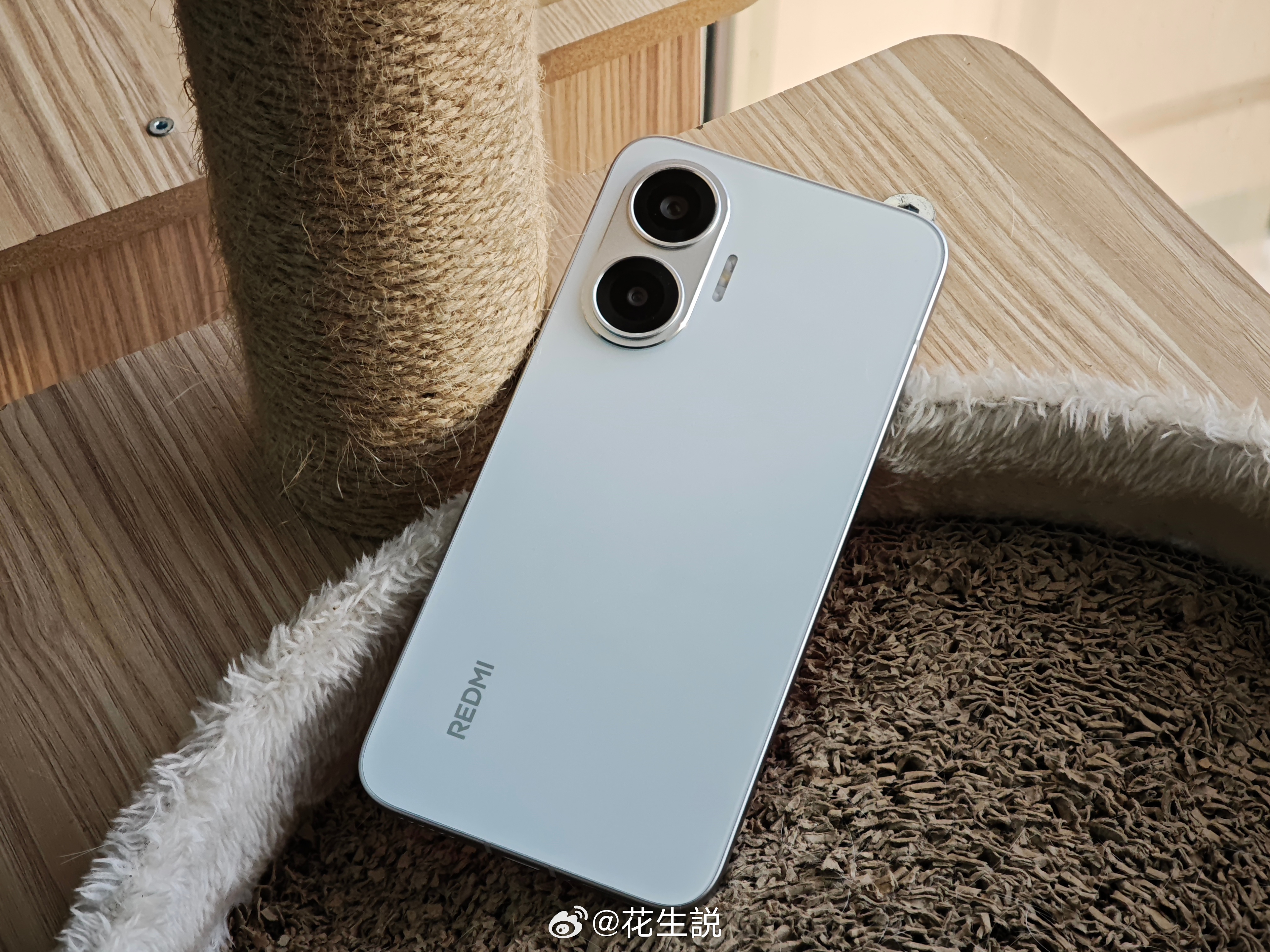 这外观，不就是挖孔版的iPhone 16 Plus 嘛[doge] ​​​
