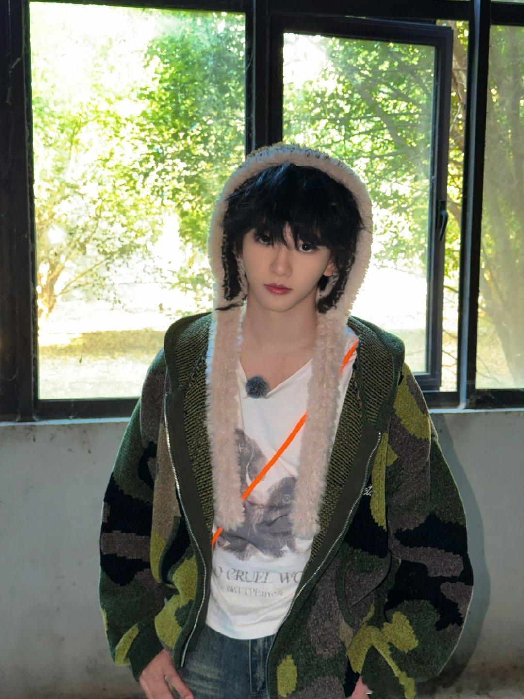 穆祉丞穆祉丞遇见了春天的蜜蜂穆祉丞晒小蜜蜂可可爱爱的小蜜蜂，可可爱爱的恩恩