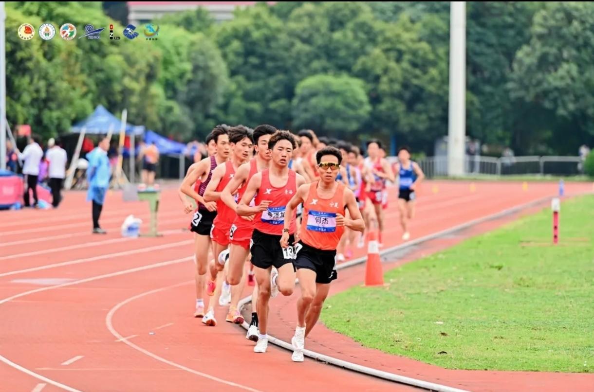 何杰万米赛季首秀，格局拉满！
 
成都田径邀请赛，何杰迎来场地万米赛季首秀！
 