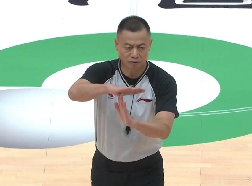 CBA新赛季进一步强化赛风赛纪管理。比如，球员和教练员的技术犯规达到第8次时就自