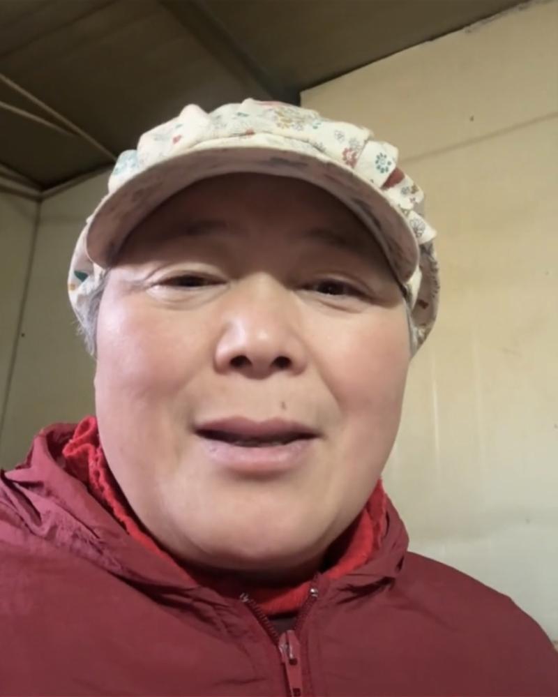 这几天，“鹅腿阿姨” 的瓜，彻底把北京高校圈给炸了。

一个卖了近十年 “烤鹅腿