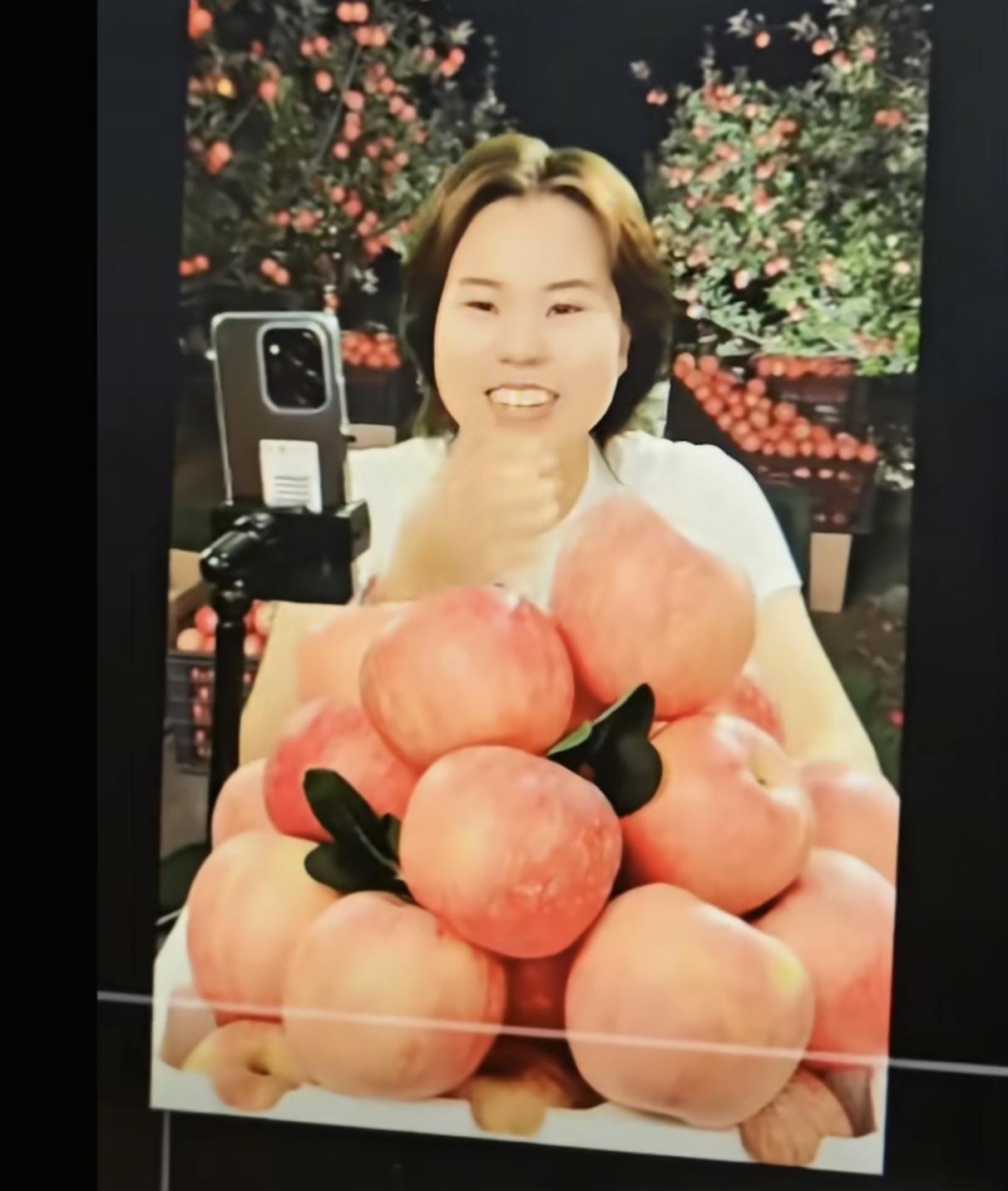 十年卖苹果无人问，一句开空调天下知！主播果园里直播卖苹果，一句话露馅了，当时有点