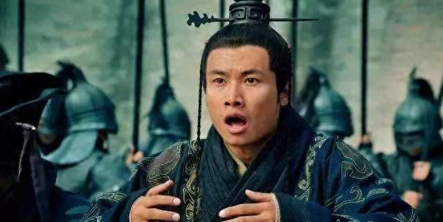 曹丕杀鲍勋满朝求情没用，因为他爹救过曹操的命