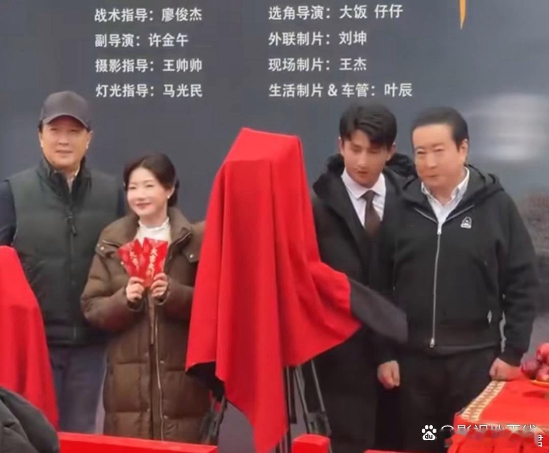 唐国强也去演短剧了2月26日，短剧《无名者之光》在横店开机，唐国强刘萧旭亮相，刘