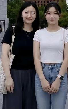 她们的脸型、身材太像了。简直是一个模子刻出来的。笑容也是一模一样！她俩是姐妹还是