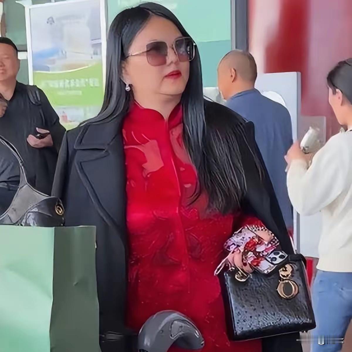 李湘这是怎么了？账号被禁止关注，难道是炫富过头了吗？
一家子就差把“奢侈”写在脸