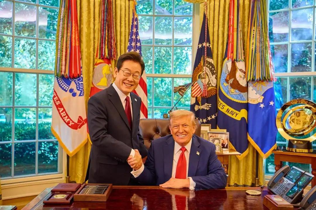 古时征伐，灭国而掠其皇冠👑。韩国这是主动献国，示其臣伏。盼美爹高兴，容其苟活！