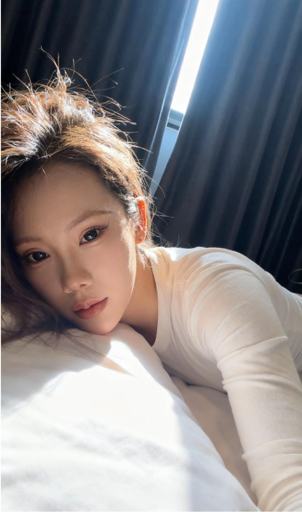 会打扮，懂生活，有风情万种的，算是女人的吧！