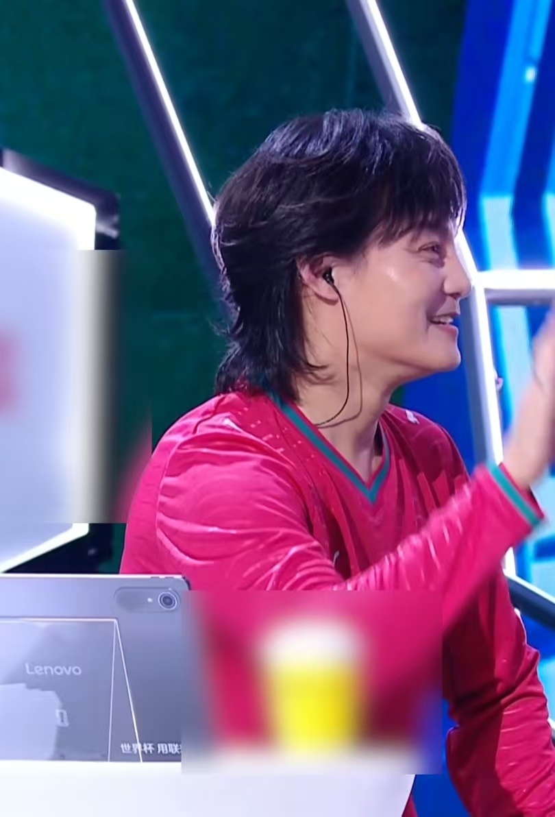 尹正怎么又瘦了救命…尹正怎么又瘦了啊！侧脸清晰利落，下颌线直接杀疯。 