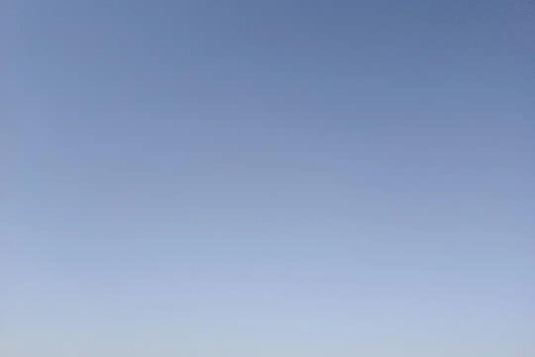 刷到一句话，说越敢反抗越有人欣赏。
听着挺爽，可细想又扎心。
生活里被挤兑的场景