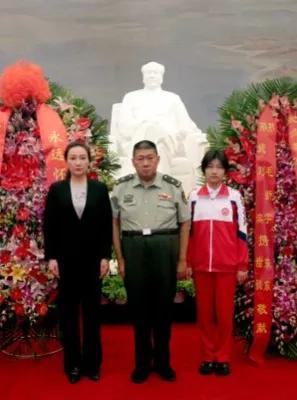 这是今年9月9日，毛新宇和夫人刘滨、女儿毛甜懿在纪念堂毛主席座像前的合影。

其