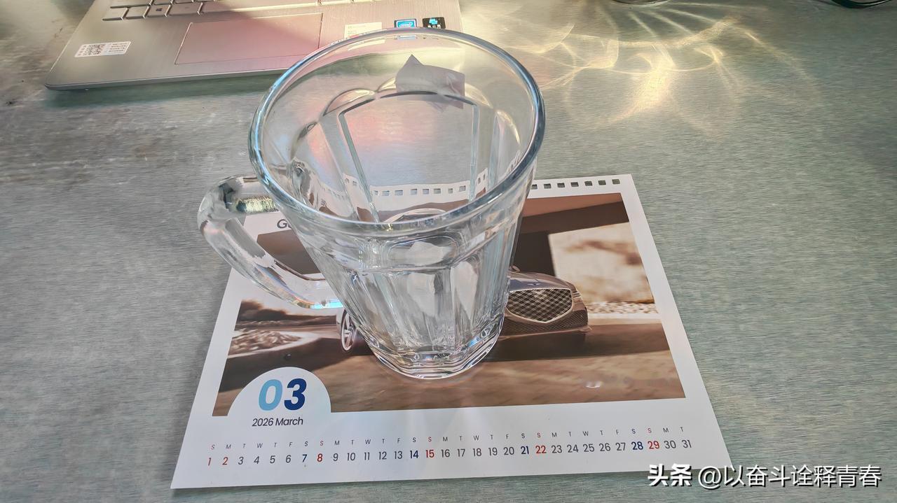 国内某港口开航，引水想喝茶水，但是对我们提供的一次性纸杯、塑料杯完全不信任。于是