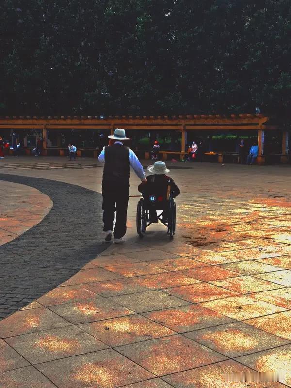 父母老了，陪伴和金钱都重要，这是道难选的题。
对于70后父母，经历过奋斗，可能更