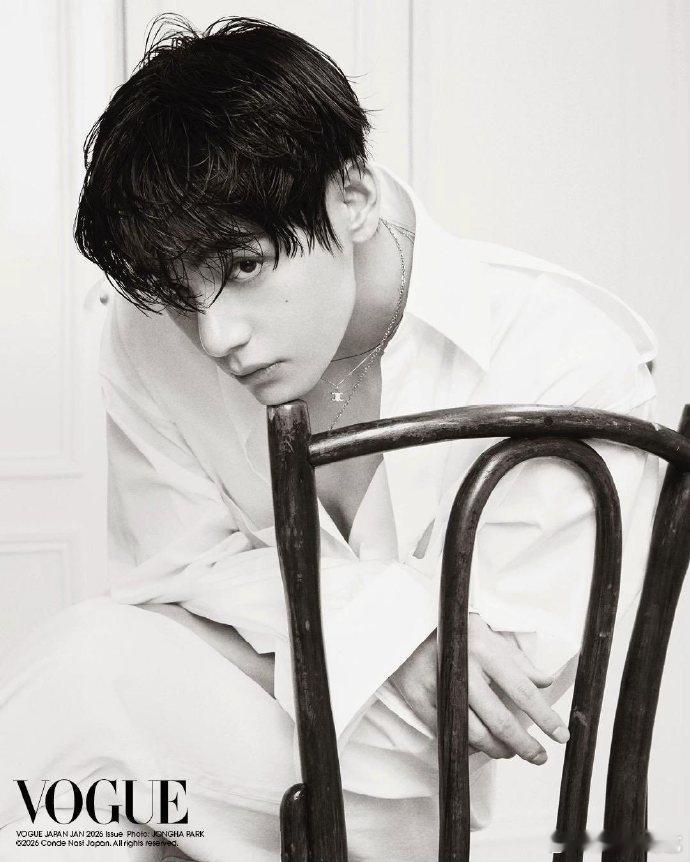 金泰亨纯诱魅魔金泰亨抬眸这个眼神 金泰亨抬眸这个眼神，泰泰完全是纯诱魅魔，不要再