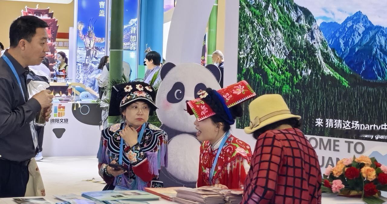 看！这朵羊角花，绣的是九顶山的春天，有人询问穿羌绣的姑娘，在哪里可以买到羌绣。身