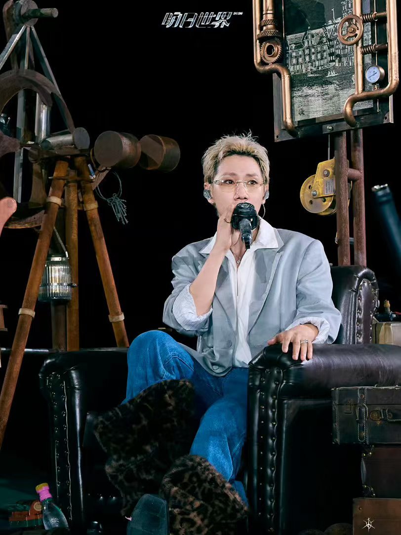 汪苏泷钱在哪爱在哪 能把演唱会做成过年烟火大会的，大概也就汪苏泷了，连续不断的烟