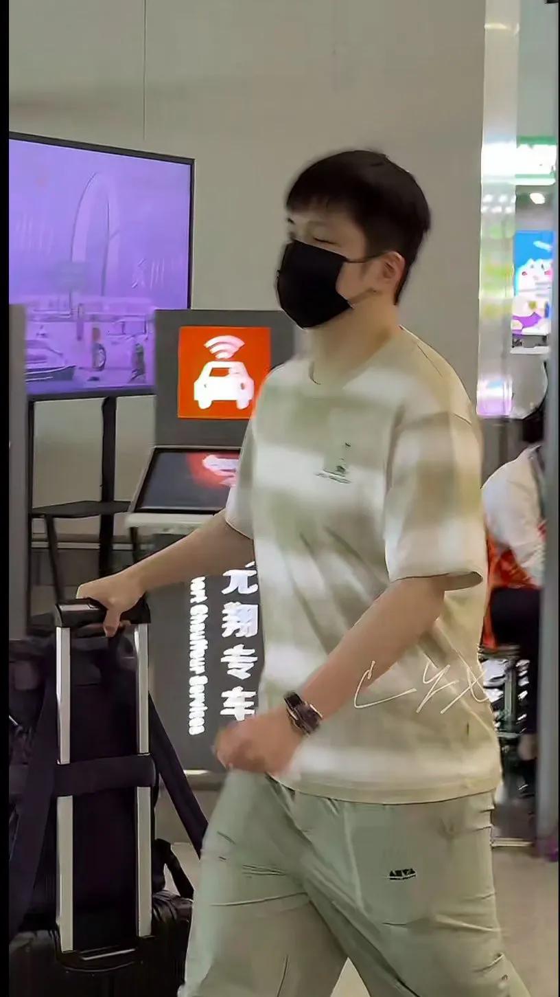 又能看见东哥了，干干净净帅帅的，开心，对球迷来讲输赢不重要，东哥快乐乒乓就好。