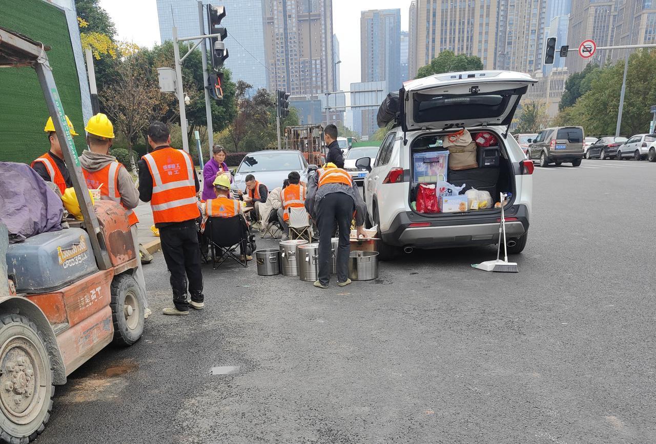 这些城市的建设者们，还是好辛苦
吃饭也是在街头随便买点快餐
站着就把饭吃了。
别