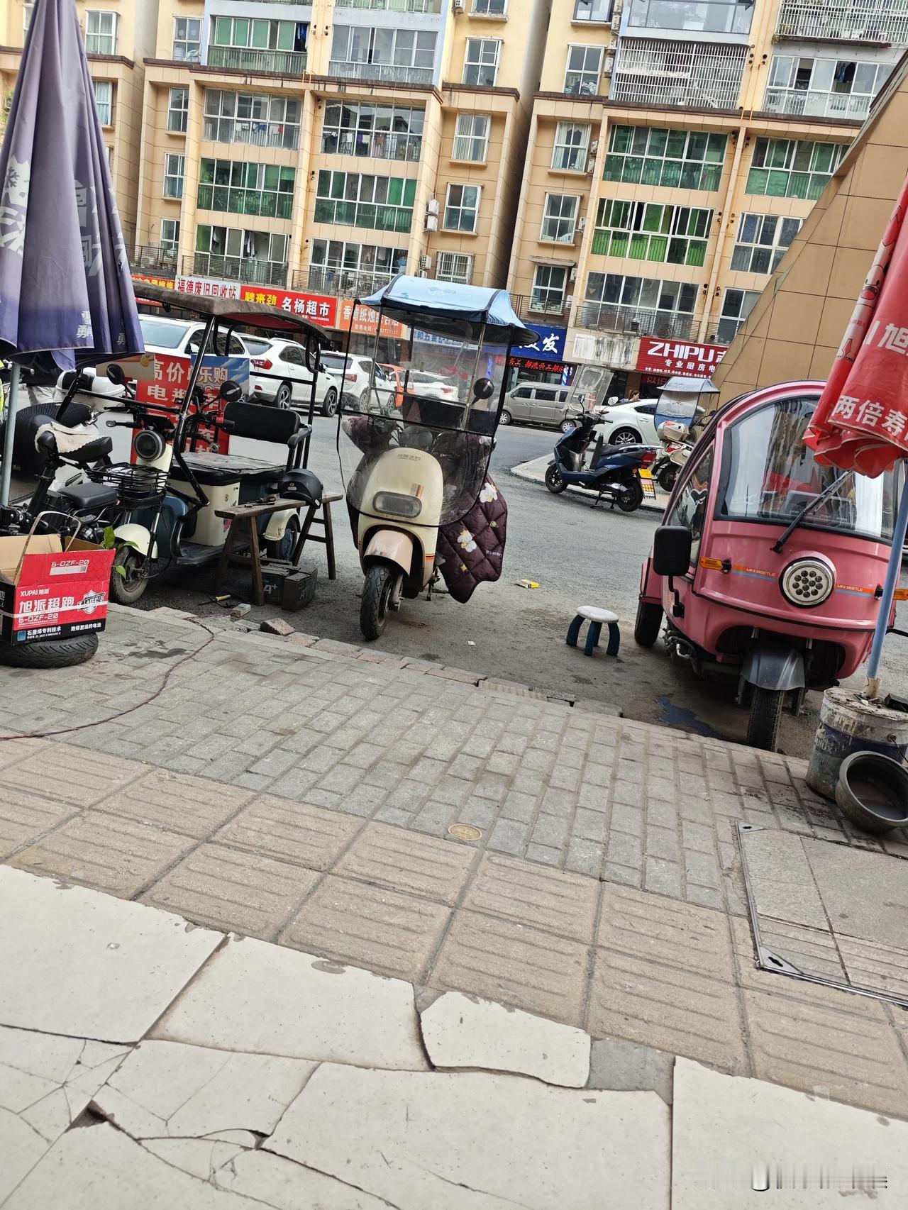 给我的小毛驴换一个电瓶
这小毛驴功不可没啊
每天接送孩子，兜风，根本离不开它
家