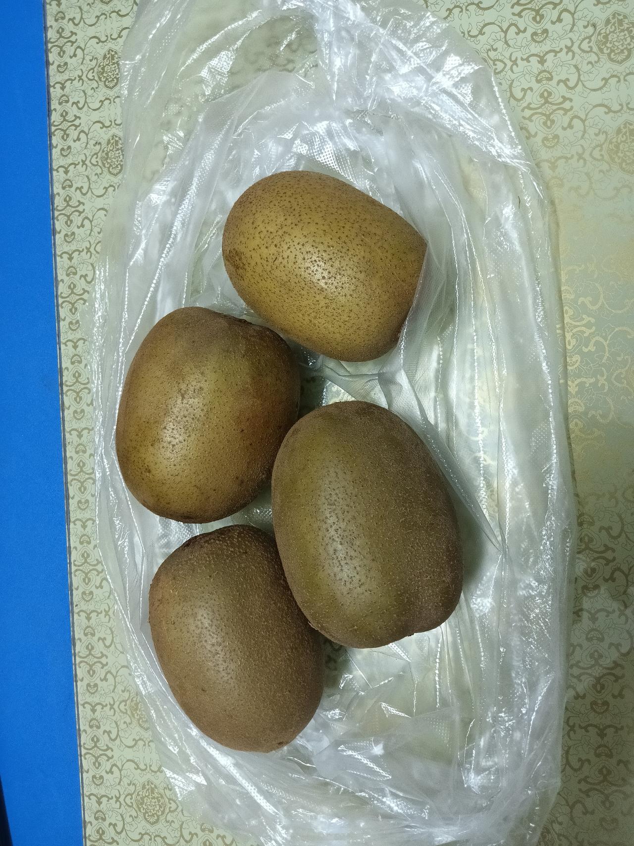 大家好，我是七姐。昨天晚上去逛街的时候，买了四个奇异果。这里是18块钱。是不是有