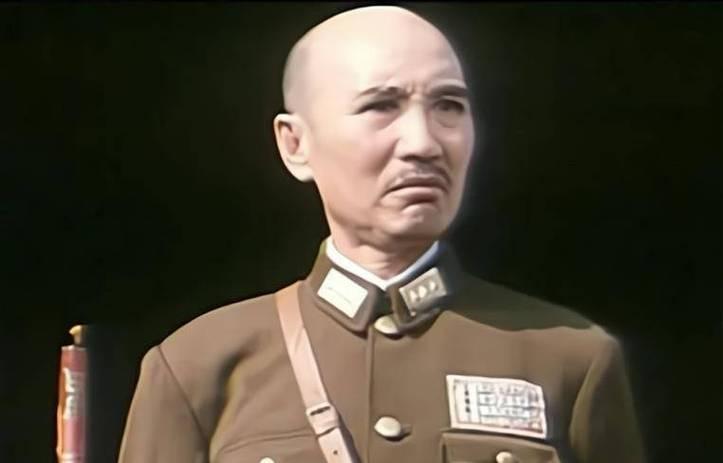 在中国人民的三年解放战争中，国民党主席蒋介石是美国军械的运输大队长，美国送给国民