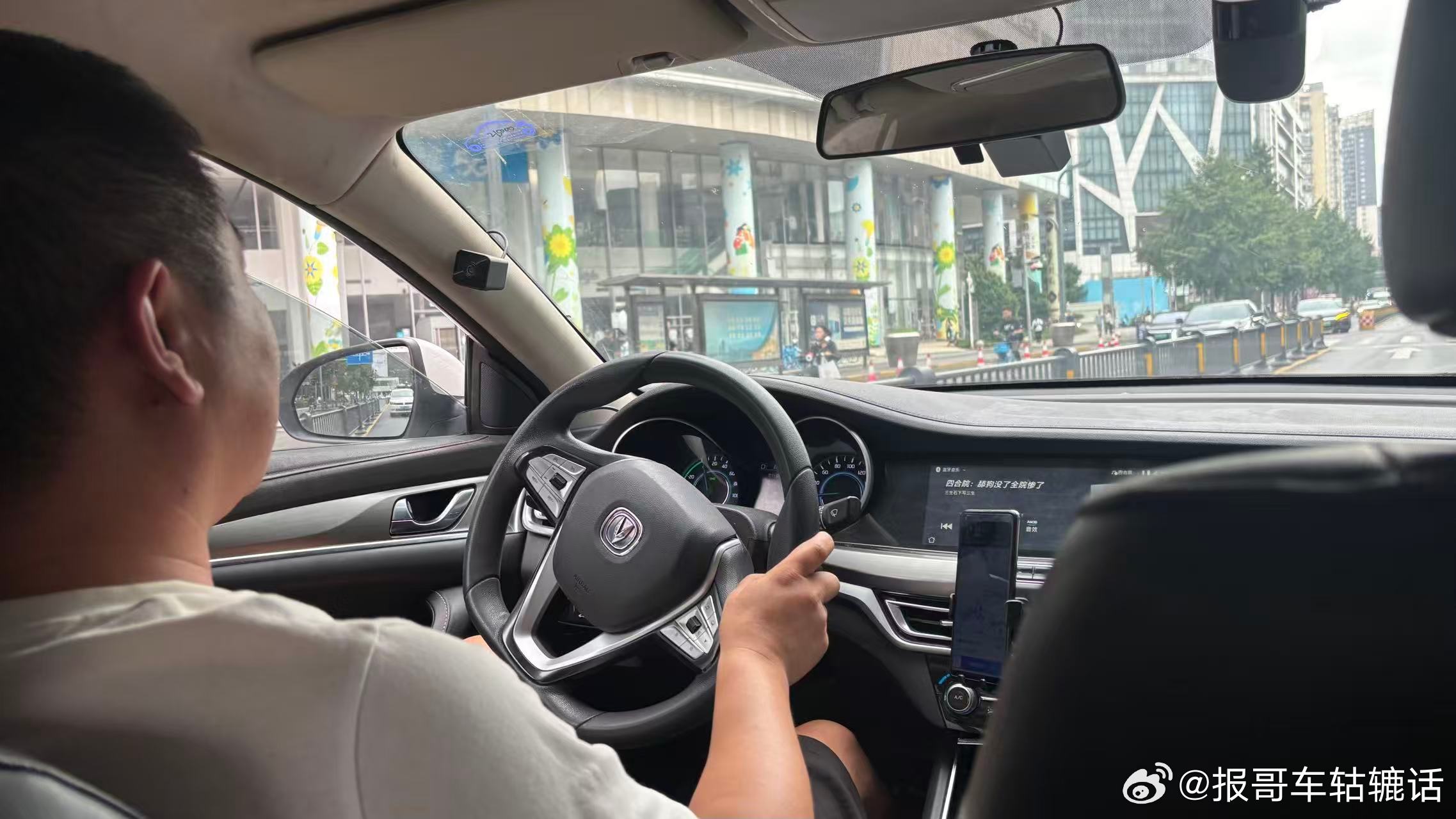 打了辆长安逸动纯电车，司机说他从昨天傍晚6点一直开到现在，北京时间早上9点。跑完