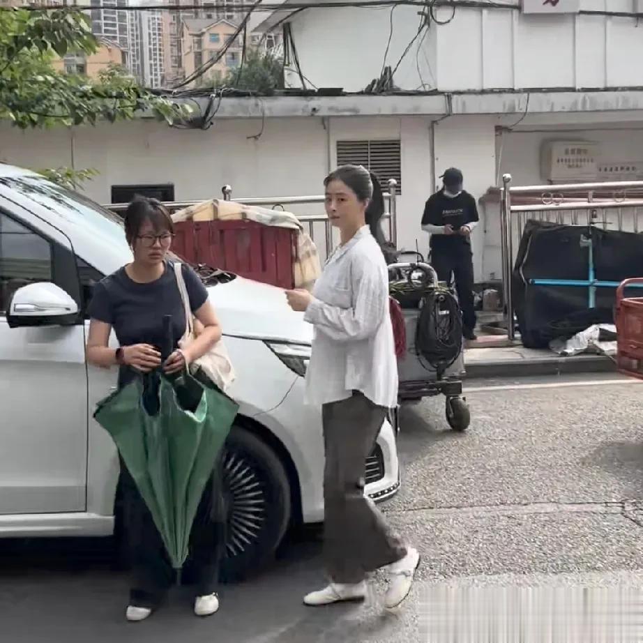 人蒋欣还是挺好的，出道以来也没啥负面新闻