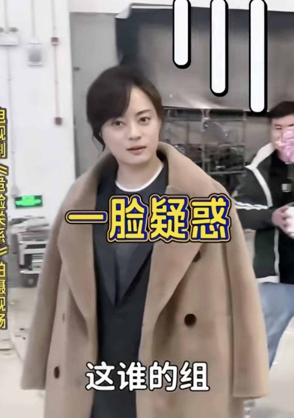 邓超探班孙俪跟导演畅聊，孙俪觉得邓超耽误她拍戏了，催导演拍戏！
孙俪对导演说：“