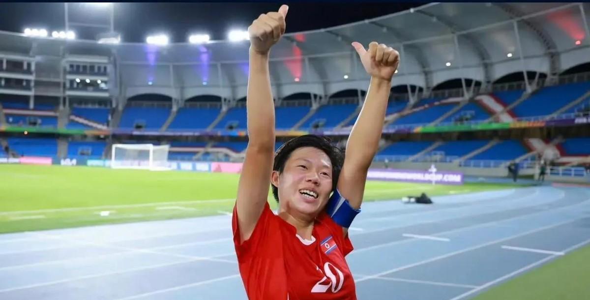 朝鲜女足的成就揭穿了中国足球长期以来的遮羞布。一直以来，中国足球界频繁用“踢球的