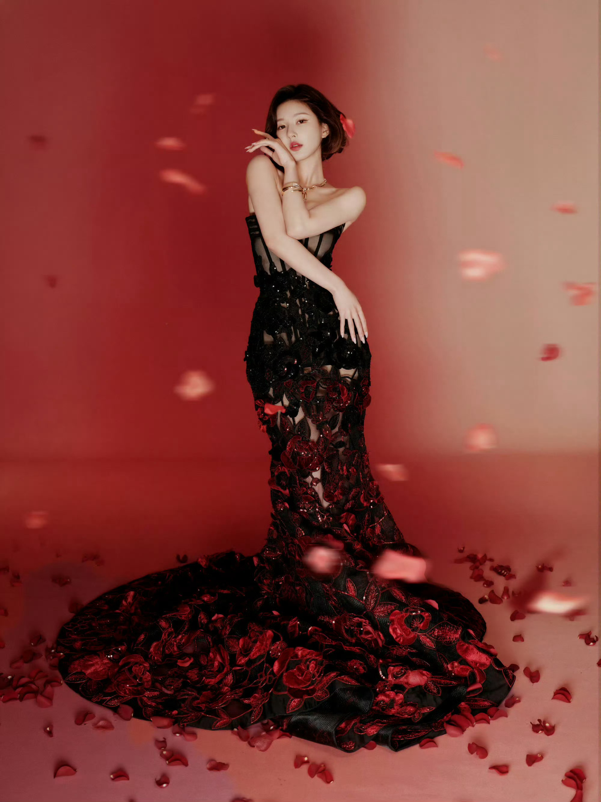 时尚芭莎来自中国年度盛典 明星造型、珠宝分享赵露思身穿Elie Saab 202