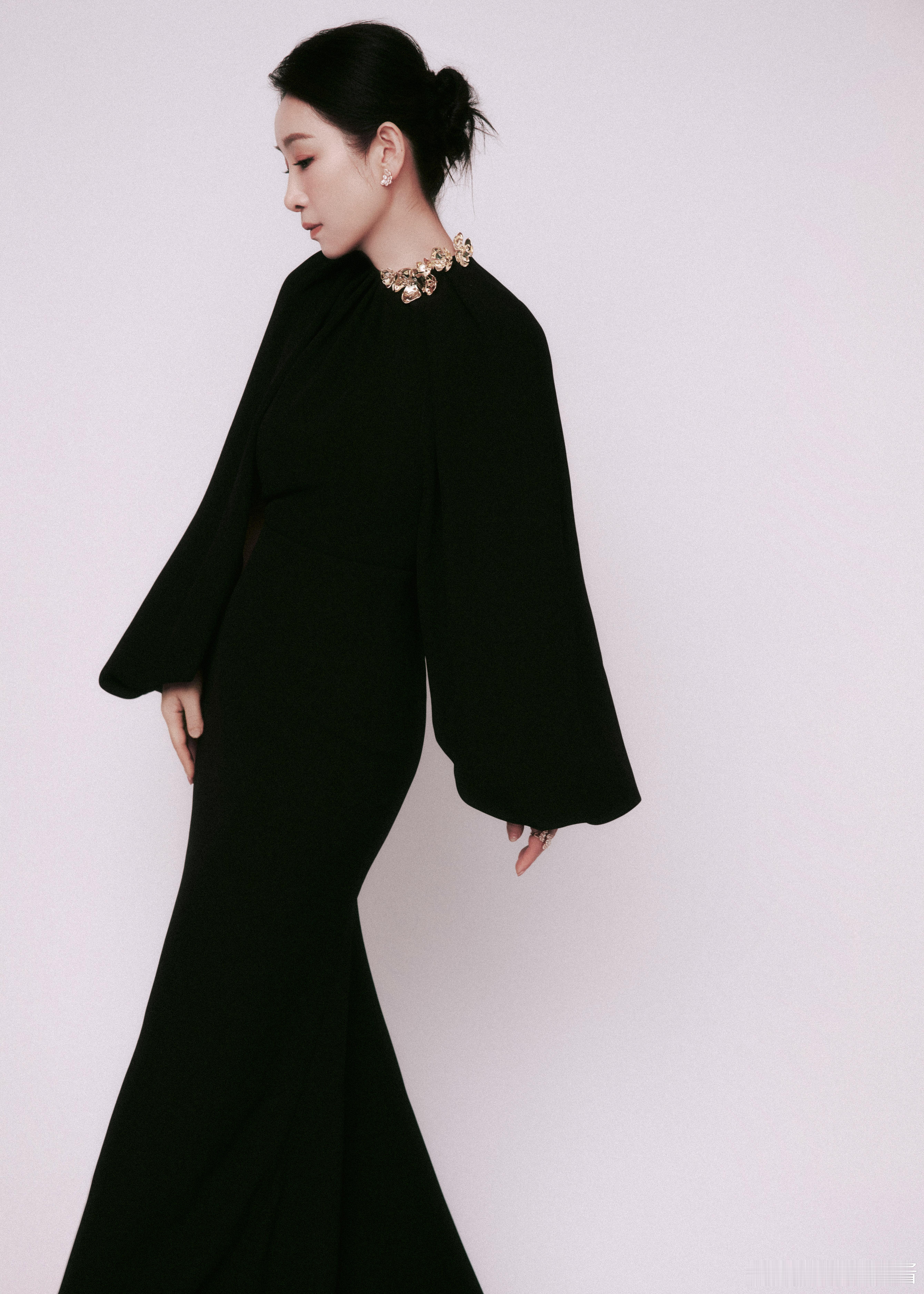 秦海璐又在金鸡后台睡着了  哈哈，秦海璐在金鸡后台睡着的画面太有趣了。她这种松弛