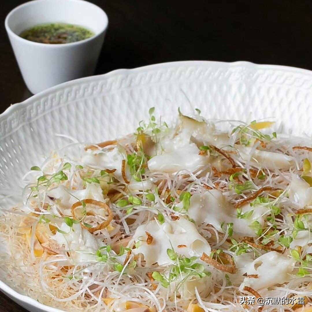 🍴 赏味精致料理：
三文鱼与虾的刺身拼盘，如艺术画作，鲜爽在舌尖绽放；
粉丝与