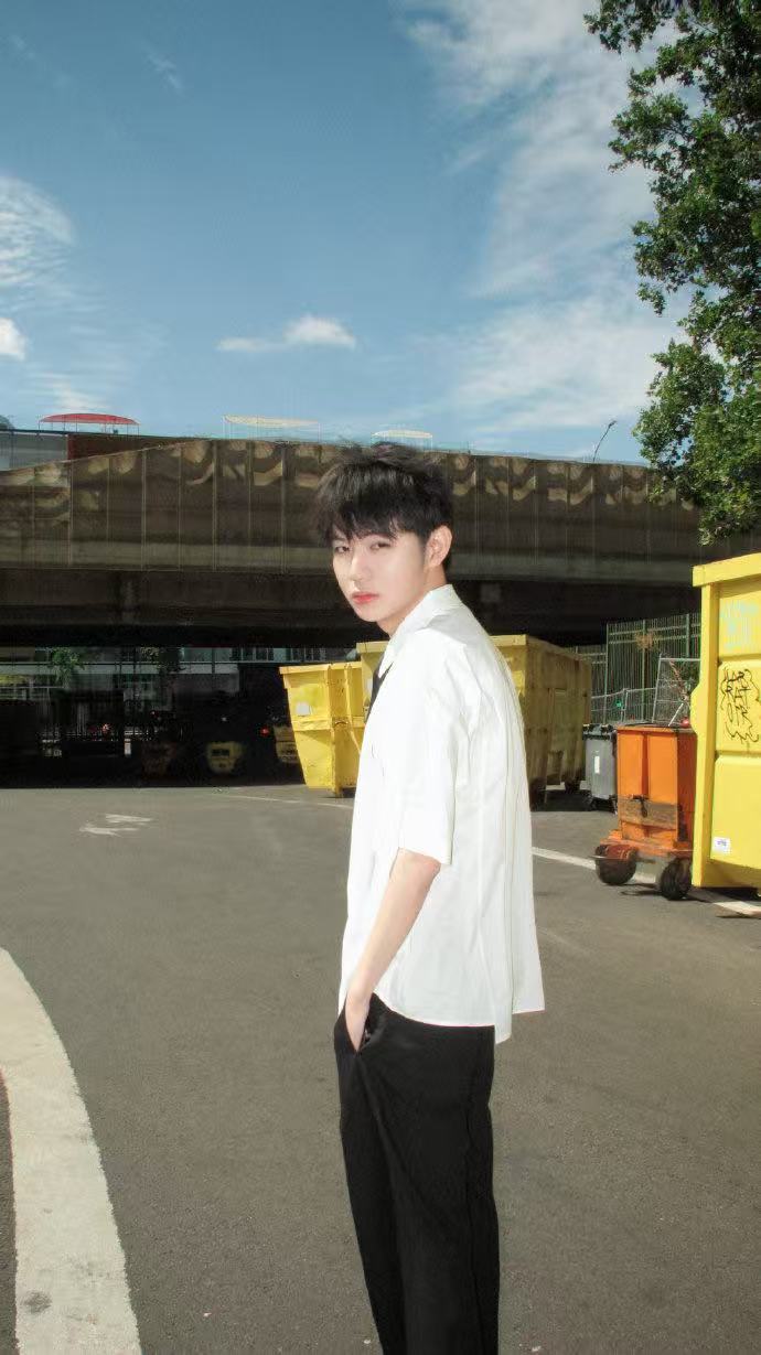 九尾帅气学长九尾校园男神 完全帅气学长来的~ 